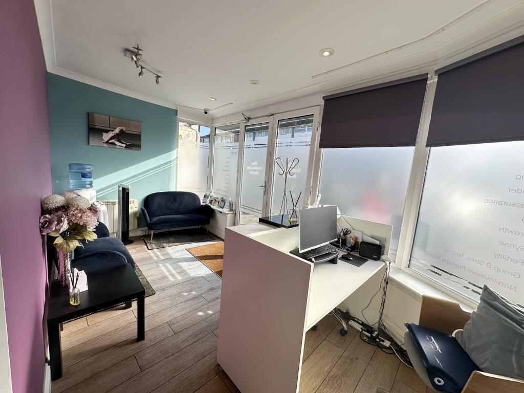 Lot: 73 - MIXED COMMERCIAL AND RESIDENTIAL UNIT FOR INVESTMENT - Commercial Unit Reception